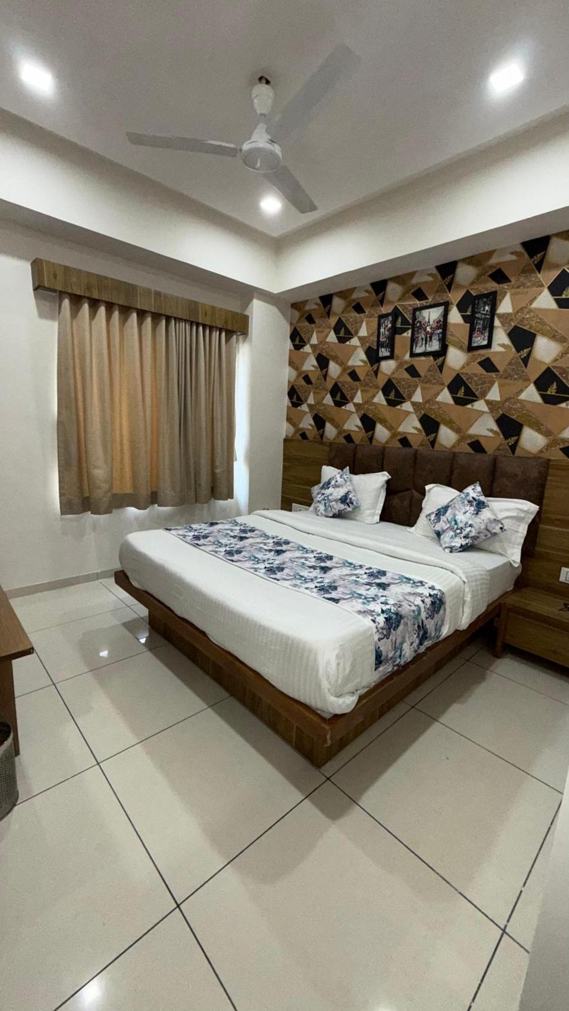 Hotelsuncity Inn فَدودارا المظهر الخارجي الصورة