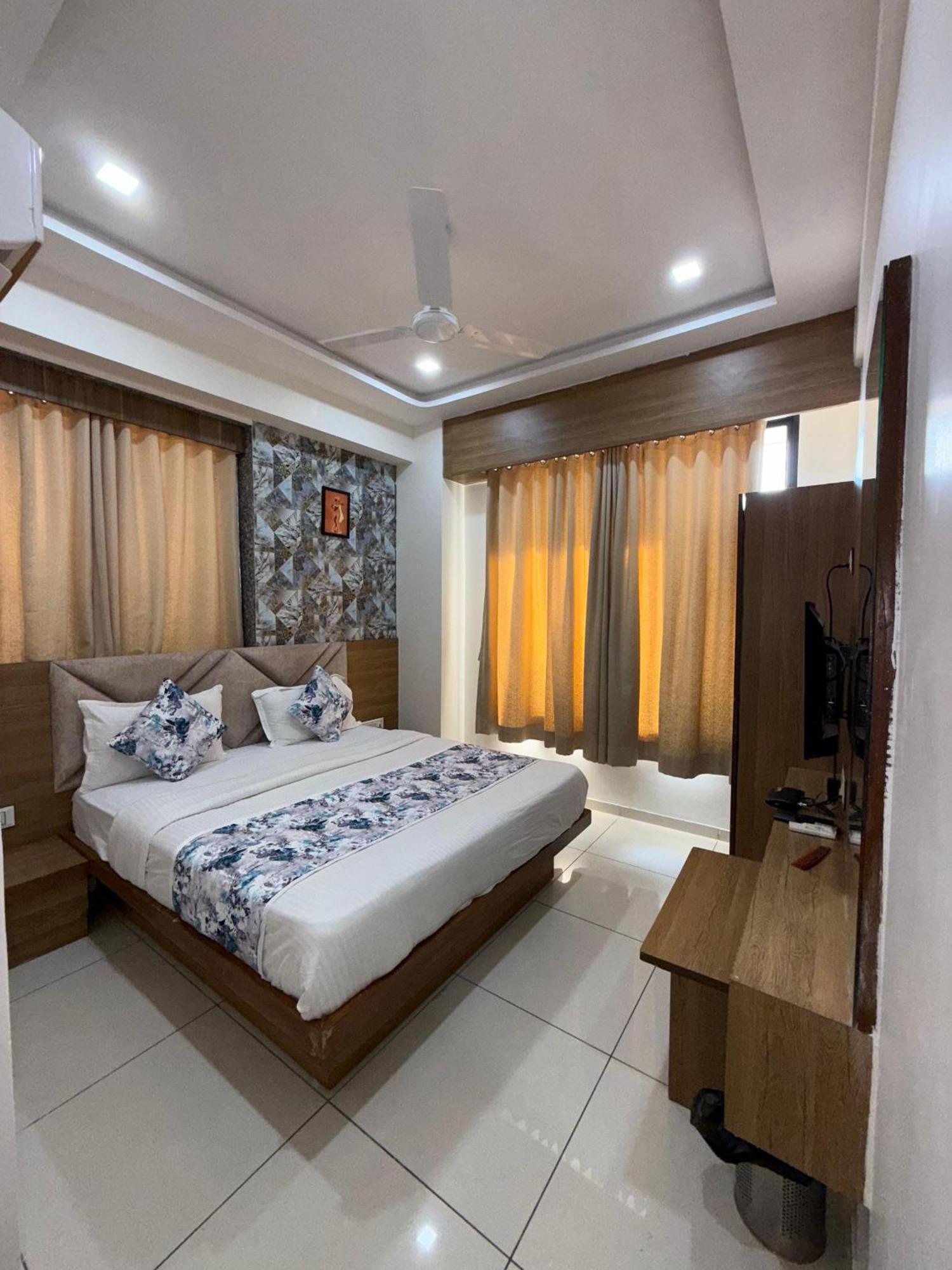 Hotelsuncity Inn فَدودارا المظهر الخارجي الصورة