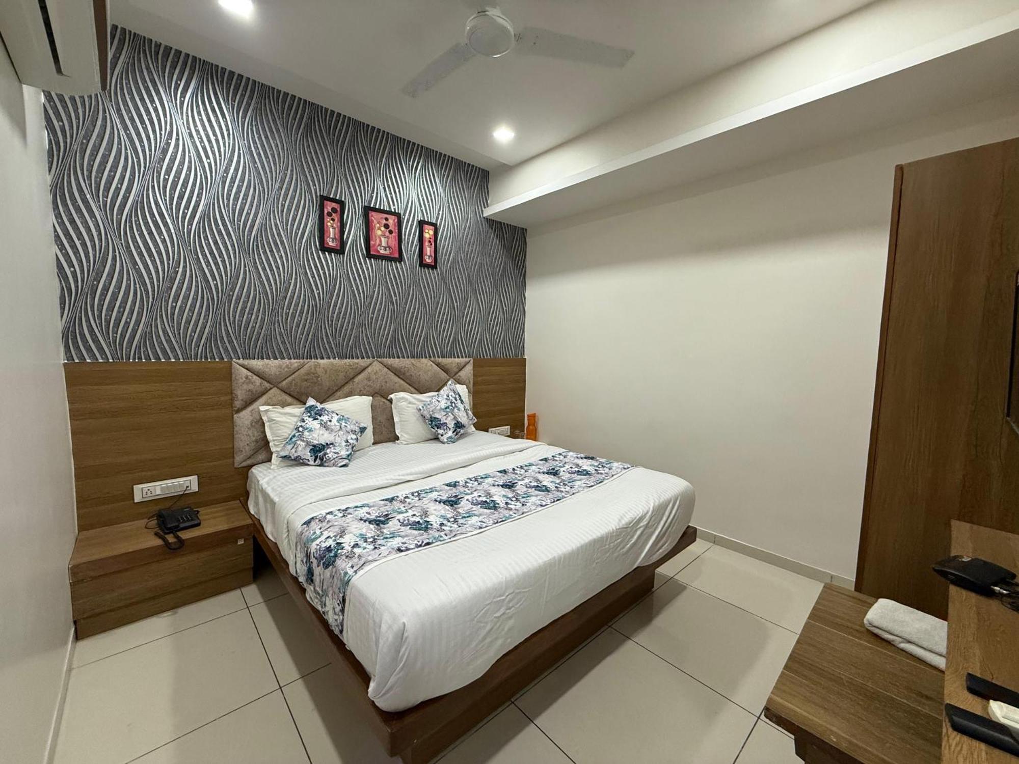 Hotelsuncity Inn فَدودارا المظهر الخارجي الصورة