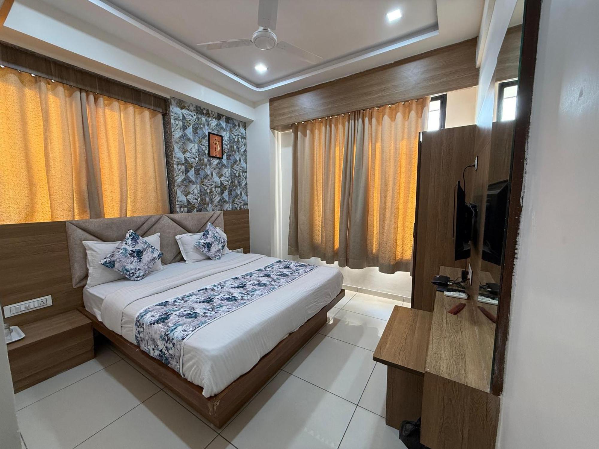 Hotelsuncity Inn فَدودارا المظهر الخارجي الصورة